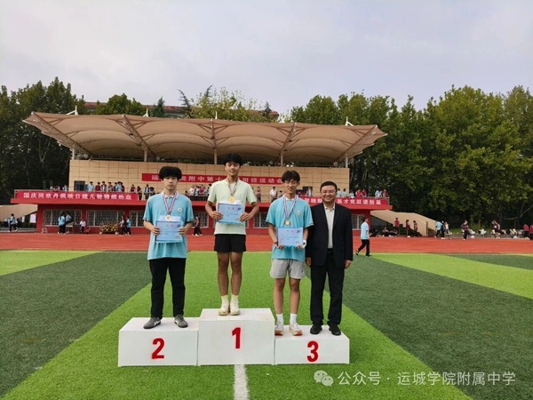 1762762754199863.jpg 领奖2.jpg